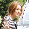 Miley Cyrus et son petit ami Liam Hemsworth se promènent dans les rues de Toluca Lake à Los Angeles le 8 juin 2010