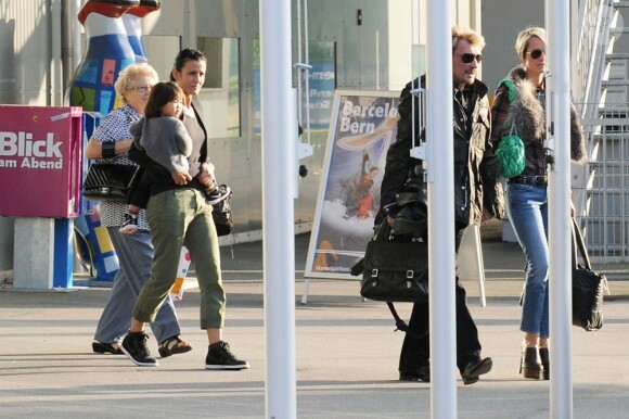 Johnny Hallyday et Laeticia Hallyday, accompagnée de Jade et Joy, de Mamy Rock et de leur gentille nounou. Ils arrivent en Suisse