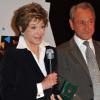 Jane Fonda reçoit la Grande médaille de vermeil de la ville de Paris des mains de Bertrand Delanoë, le 10 juin 2010.