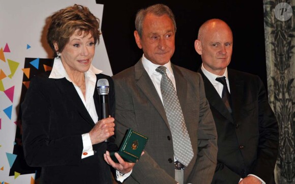 Jane Fonda reçoit la Grande médaille de vermeil de la ville de Paris des mains de Bertrand Delanoë, le 10 juin 2010.