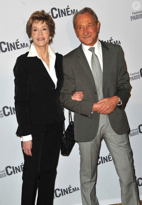Jane Fonda reçoit la Grande médaille de vermeil de la ville de Paris des mains de Bertrand Delanoë, le 10 juin 2010.