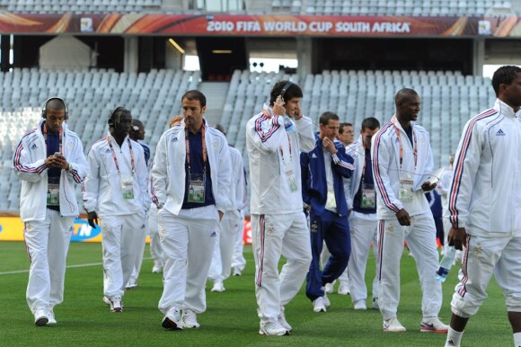 L'équipe de France de football reconnaît le terrain sud-africain, avant son premier match de Coupe du Monde, ce soir, face à l'Uruguay, le 11 juin 2010.