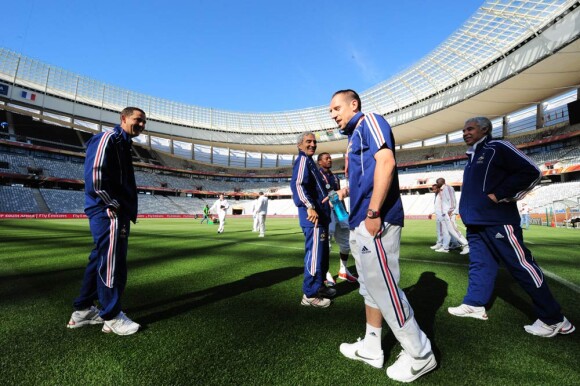L'équipe de France de football reconnaît le terrain sud-africain, avant son premier match de Coupe du Monde, ce soir, face à l'Uruguay, le 11 juin 2010.