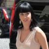 Katy Perry, ravissante dans une petite robe nude en mousseline portée avec des escaprins Louboutin couleur parme, et un sac Timeless Chanel. Magnifique !