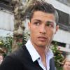 Cristiano Ronaldo en mode 'laisse moi tranquille je sors d'une séance photo'. 