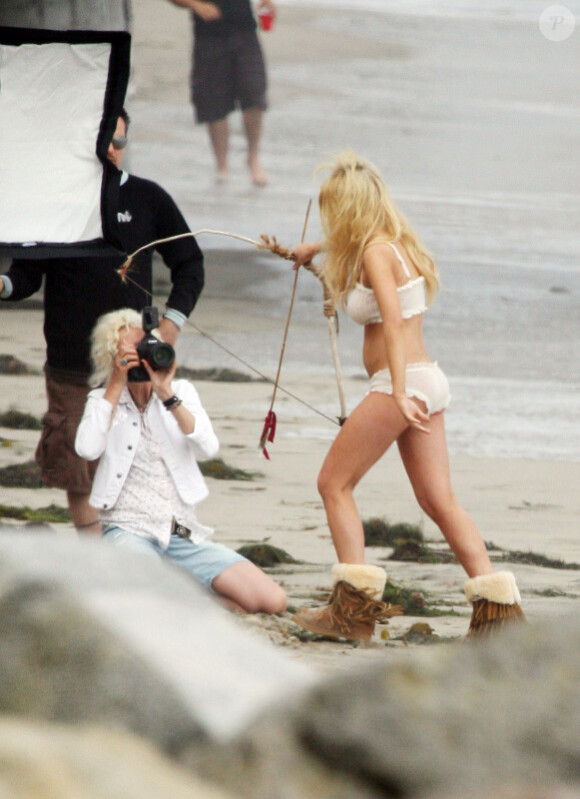 Lindsay Lohan pose pour la photographe Ellen Von Unwerth sur une plage de Malibu, samedi 5 juin, avec son bracelet SCRAM au pied.