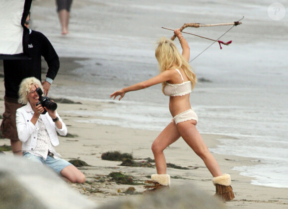 Lindsay Lohan pose pour la photographe Ellen Von Unwerth sur une plage de Malibu, samedi 5 juin, avec son bracelet SCRAM au pied.
