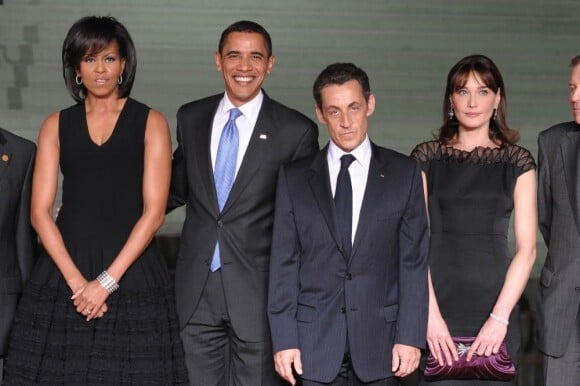 Nicolas Sarkozy, prêt à tout pour être à la hauteur de Barack Obama ! Le voici aux côtés de Barack, Michelle et de son épouse Carla Bruni.
