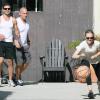 Amanda Seyfried et Dominic Cooper jouent au basket à Los Angeles le 15 juin 2010