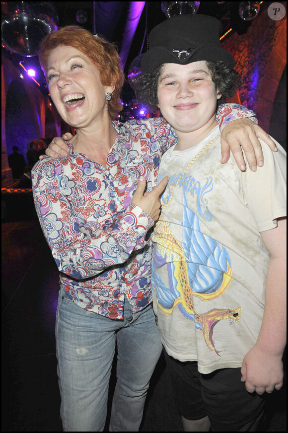Véronique Genest et son fils lors de la soirée de la télévision organisée par Télé 7 Jours à Paris le 15 juin 2010