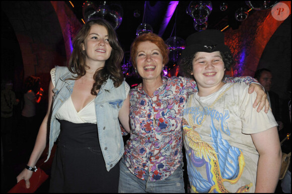 Véronique Genest et ses enfants lors de la soirée de la télévision organisée par Télé 7 Jours à Paris le 15 juin 2010