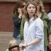 La réalisatrice américaine Sofia Coppola fait découvrir le quartier de SoHo à son nouveau-né, à New York, le 16 juin 2010.
