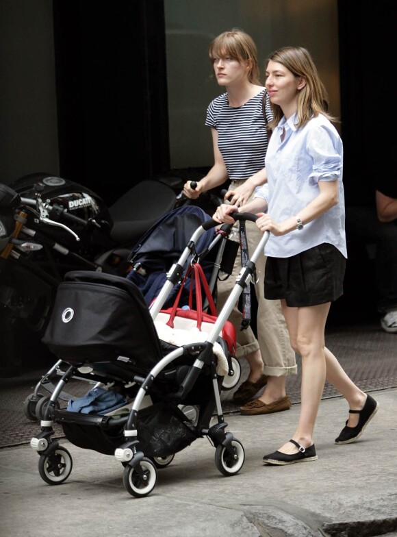 La réalisatrice américaine Sofia Coppola fait découvrir le quartier de SoHo à son nouveau-né, à New York, le 16 juin 2010.