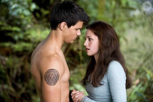 Kristen Stewart et Taylor Lautner dans Twilight Hésitation a cinéma le 7 juillet 2010