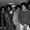 Michael Jackson (au centre) avec ses frères (de gauche à droite) Marlon,  Jackie, Randy et Tito en 1979