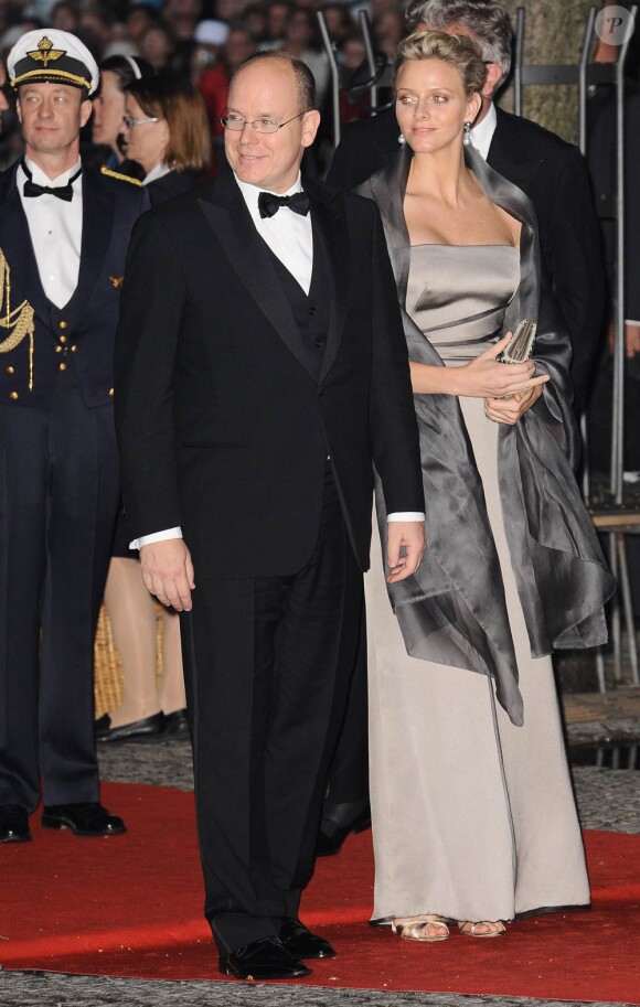 Albert II de Monaco et Charlene Wittstock prenaient part, le vendredi 18 juin 2010, au banquet et au gala donné en l'honneur du mariage de Victoria de Suède et Daniel Westling, célébré le lendemain.