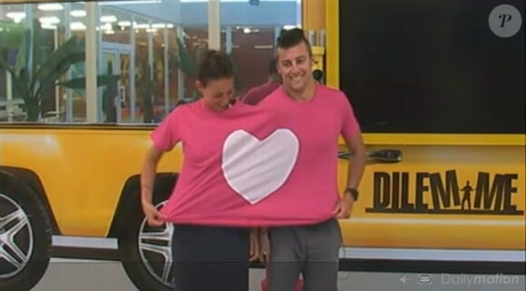 Anaïs et Jérémy relèvent le défi et enfilent, pour 500 euros, un double t-shirt rose qui leur va à ravir !