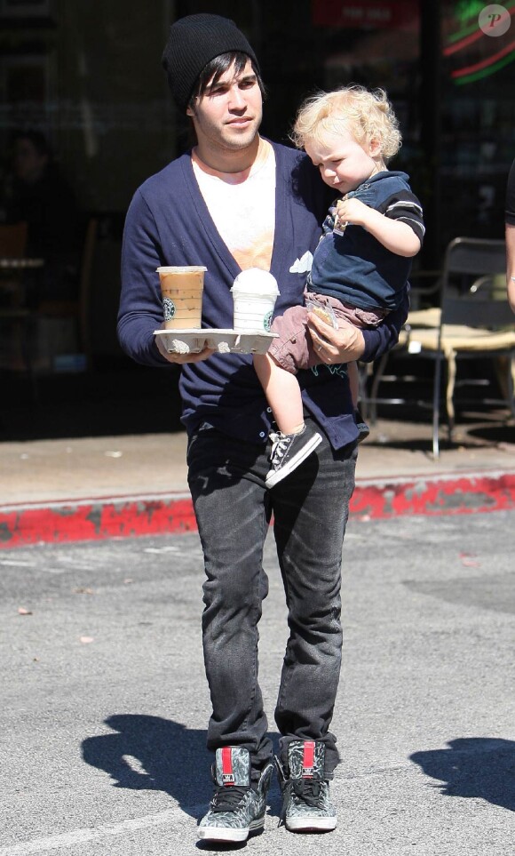 Pete Wentz et son fils Bronx Mowgli à Beverly Hills, le 18 juin 2010