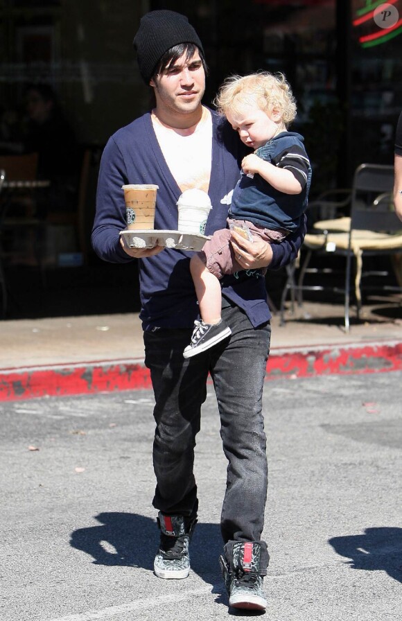 Pete Wentz et son fils Bronx Mowgli à Beverly Hills, le 18 juin 2010