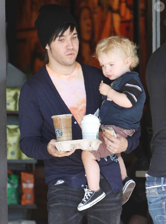 Pete Wentz et son fils Bronx Mowgli à Beverly Hills, le 18 juin 2010