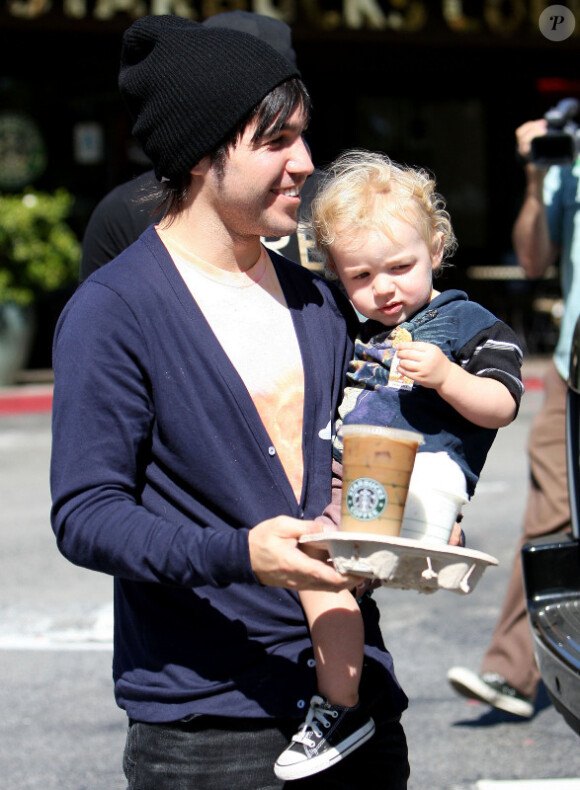 Pete Wentz et son fils Bronx Mowgli à Beverly Hills, le 18 juin 2010