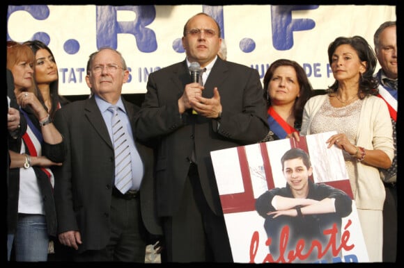 Richard Prasquier (président du CRIF), Julien Dray et Nicole Guedj lors du rassemblement sur le parvis des Droits de l'Homme le 22 juin 2010, organisé par le CRIF en soutien au soldat franco-israélien retenu en otage