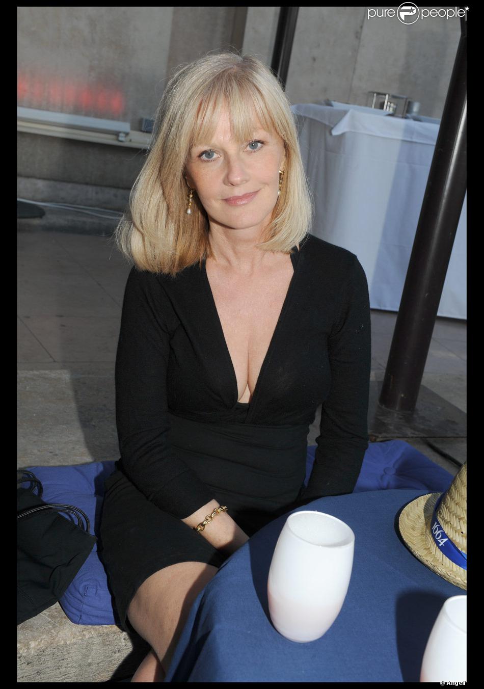 Elisa Servier Lors De La Soiree 1664 Au Cafe De L Homme A Paris Le