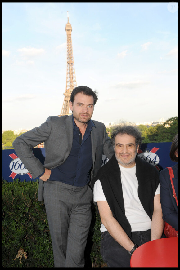 Clovis Cornillac et Raphaël Mezrahi lors de la soirée 1664 au Café de l'Homme à Paris le 22 juin 2010