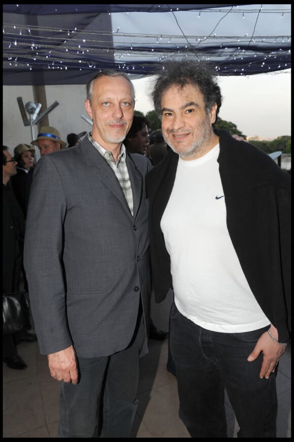 Tom Novembre et Raphaël Mezrahi lors de la soirée 1664 au Café de l'Homme à Paris le 22 juin 2010
