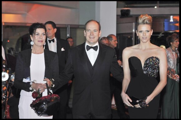 Albert Grimaldi et Charlene Wittstock au Bal de la Rose, le 28 mars 2009. Caroline de Monaco est à leurs côtés !