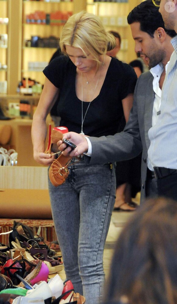 La ravissante Sophie Monk lors d'une séance shopping à Beverly Hills, à Los Angeles, le 22 juin 2010.