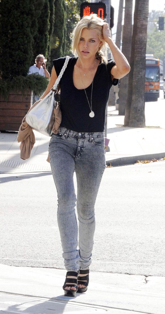 La ravissante Sophie Monk lors d'une séance shopping à Beverly Hills, à Los Angeles, le 22 juin 2010.