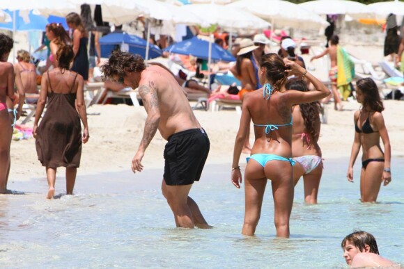 L'ancien champion de football italien Christian Vieri et sa sublime Melissa Satta, en vacances à Formentera, le 24 juin 2010.