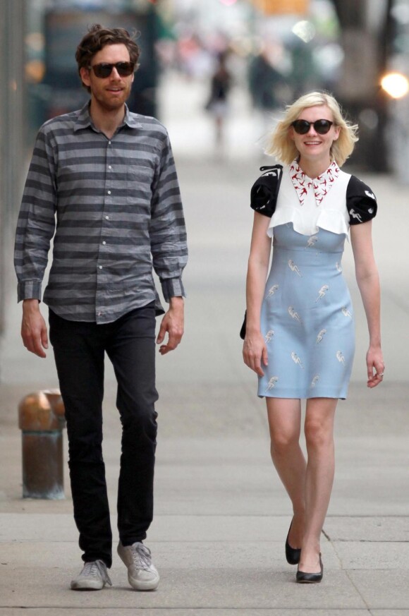 Kirsten Dunst et son petit ami Jason Boesel se promenent dans West Village à New York le 26 juin 2010