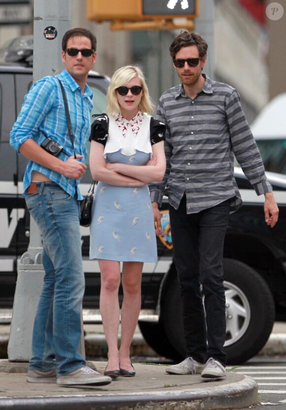 Kirsten Dunst et son petit ami Jason Boesel se promenent dans West Village à New York le 26 juin 2010