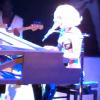 Lada Gaga chante l'inédit You and I qu'elle vient de composer, au ball d'Elton John, à Old Windsor, le 24 juin 2010