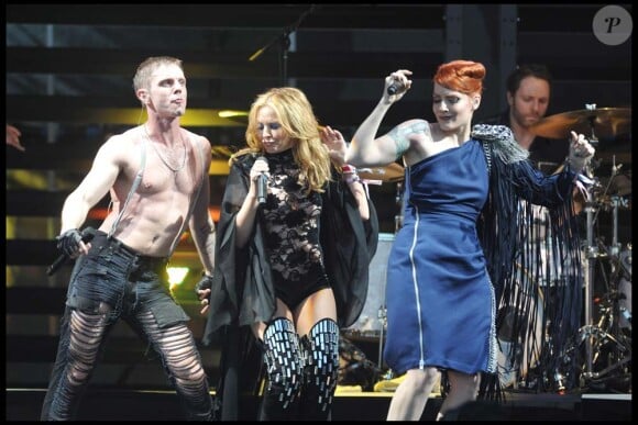 Kylie Minogue avec les Scissor Ssiters, sur la scène de Glastonbury, le 27 juin 2010