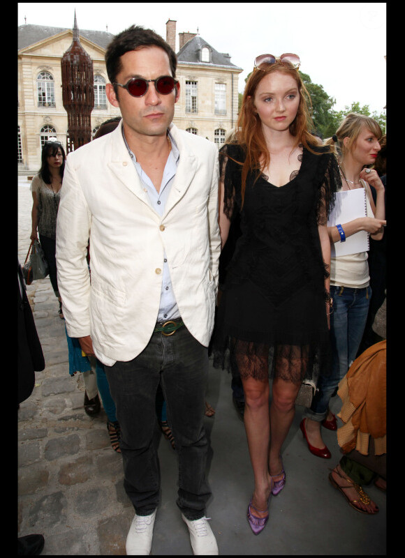 Lily Cole et Enrique Murciano au défilé Dior Haute Couture à Paris le 5 juillet 2010