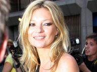 Kate Moss en reine de la nuit a sorti ses gambettes pour parader au bras de son amoureux...