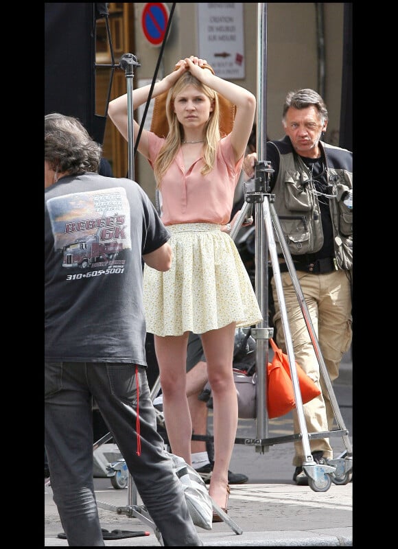 Clémence Poésy sur le tournage de Gossip Girl à Paris, le 6 juillet 2010