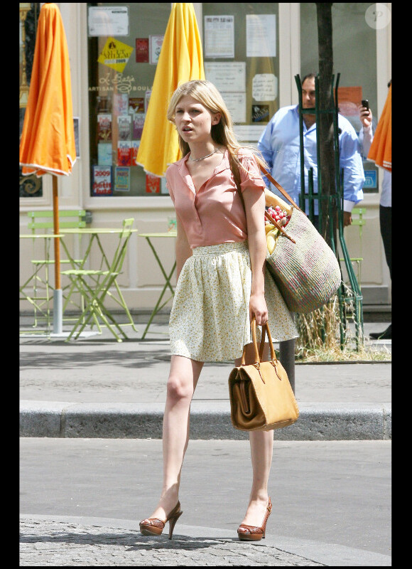 Clémence Poésy sur le tournage de Gossip Girl à Paris, le 6 juillet 2010