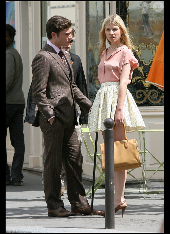 Ed Westwick et Clémence Poésy sur le tournage de Gossip Girl à Paris, le 6 juillet 2010