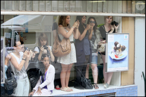 Des fans sur le tournage de Gossip Girl à Paris, le 6 juillet 2010