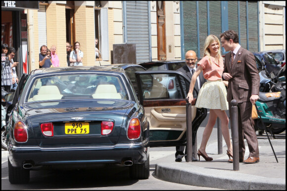 Ed Westwick et Clémence Poésy sur le tournage de Gossip Girl à Paris, le 6 juillet 2010