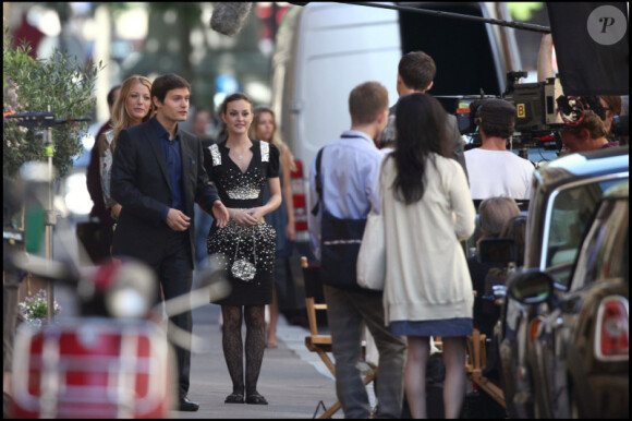 Leighton Meester et Blake Lively sur le tournage de Gossip Girl à Paris, le 7 juillet 2010