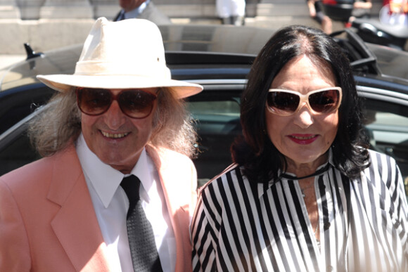 Nana Mouskouri et son mari André Chapelle au défilé Jean-Paul Gaultier