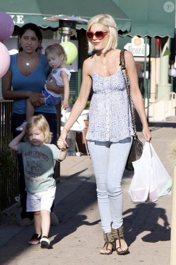 Tori Spelling et ses enfants à Los Angeles, le 7 juillet 2010