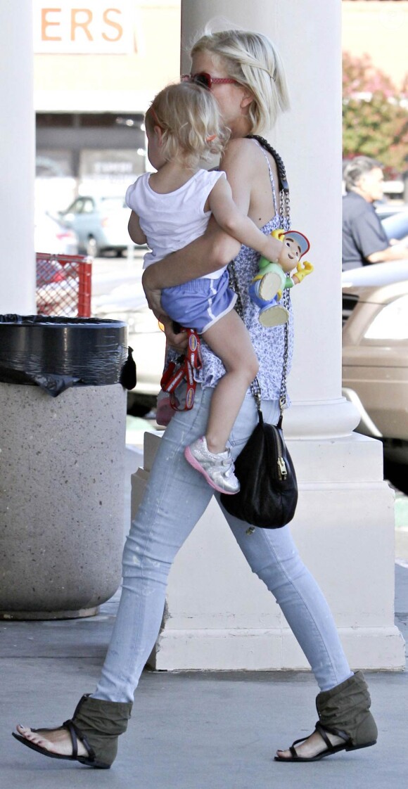 Tori Spelling et ses enfants à Los Angeles, le 7 juillet 2010