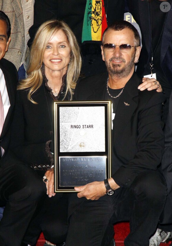 Barbara Bach et Ringo Starr qui reçoit son étoile à Hollywood, le 8 février 2010