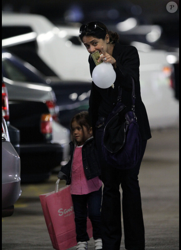Salma Hayek et sa petite Valentina à Los Angeles. Juillet 2010